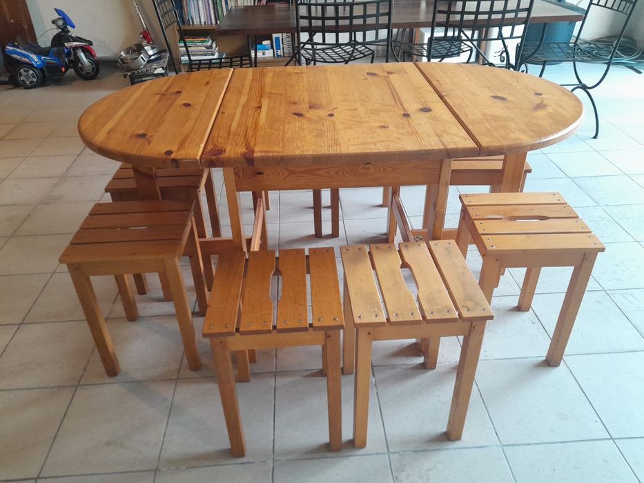 Mesa de madeira com bancos