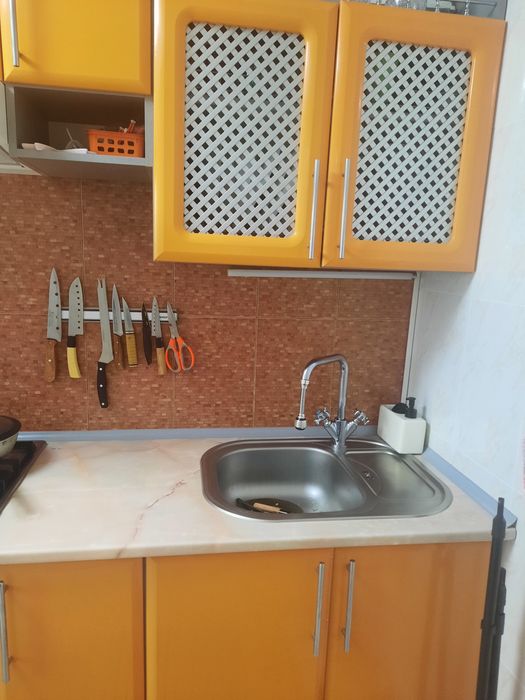 Кухня пряма 2.60 м з барною стійкою  стіл та диван кухоннийз нішею