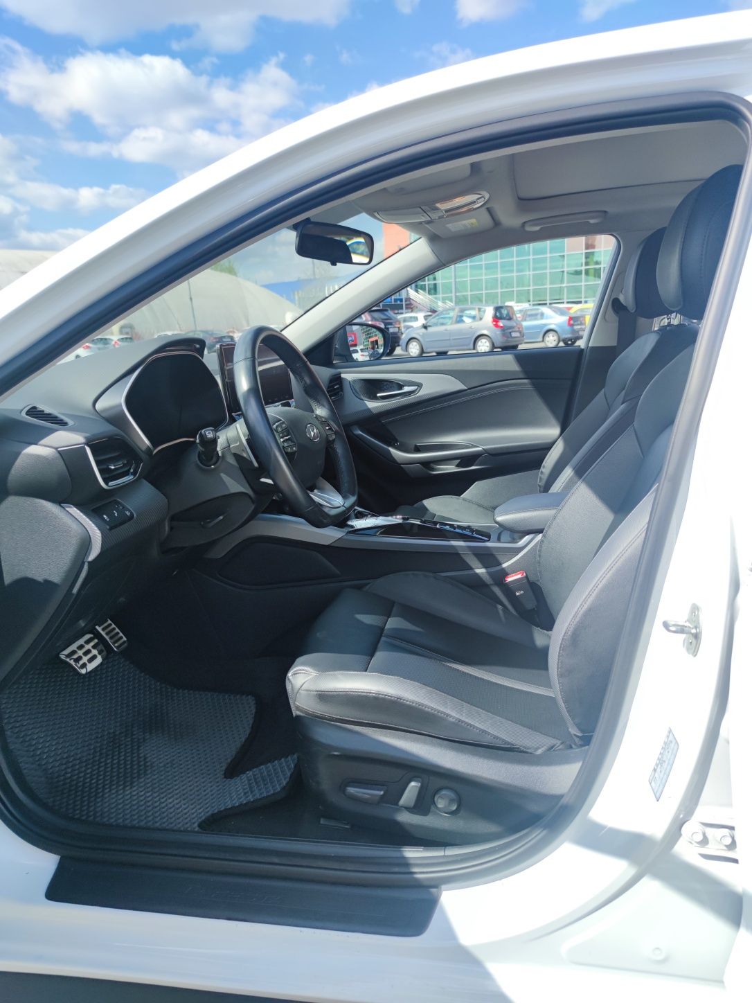 Легкове авто електро седан Hyundai lafesta