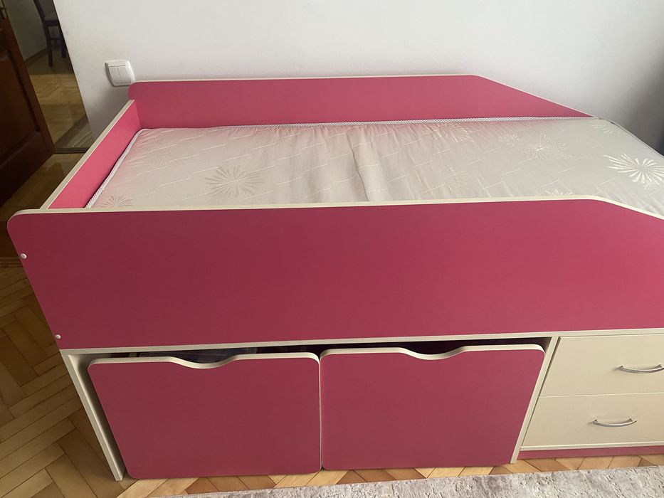 Ліжко для дівчинки