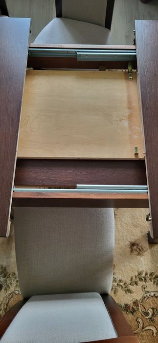 Stół rozkładany z krzesłami