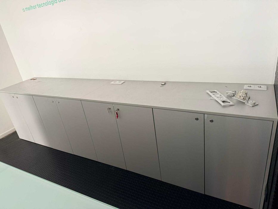 Móvel 8 portas c/ prateleiras