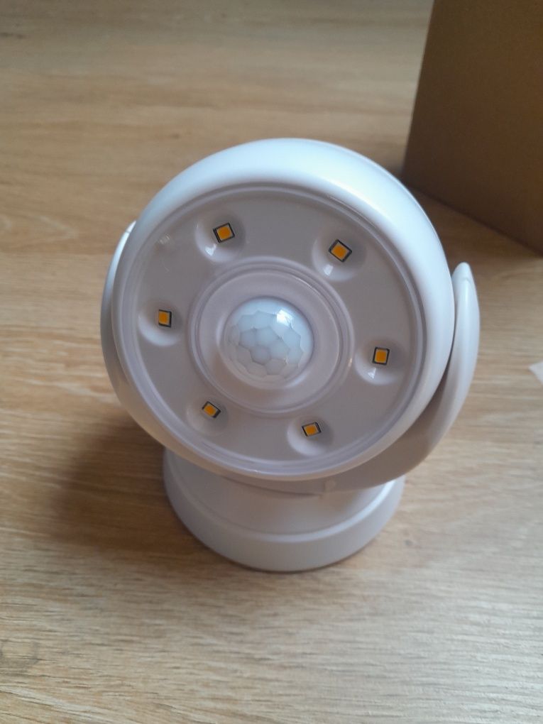 Lampka led z czujnikiem ruchu bezprzewodowa zasilanie 3x aa
