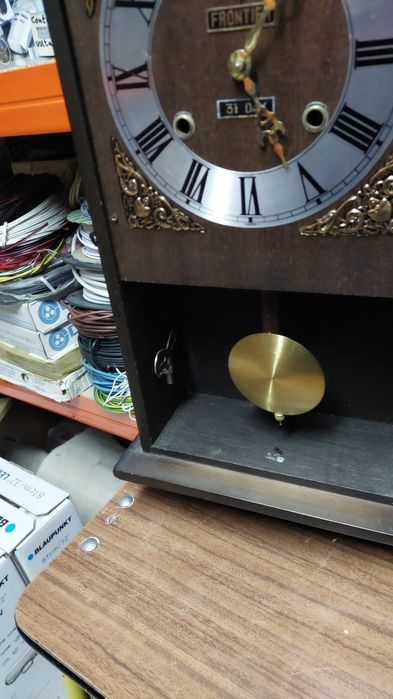 Relógio de parede com pêndulo - de corda - marca FRONTIER