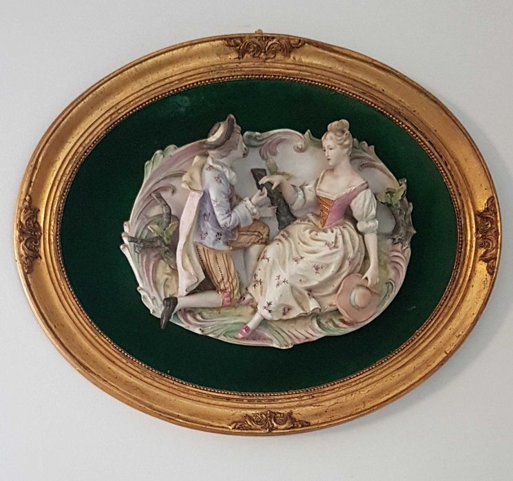 Quadro com cena romântica em biscuit
