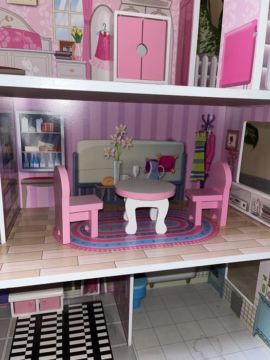 дерев'яна лялькова хатка. Будиночок для ляльок з меблями.