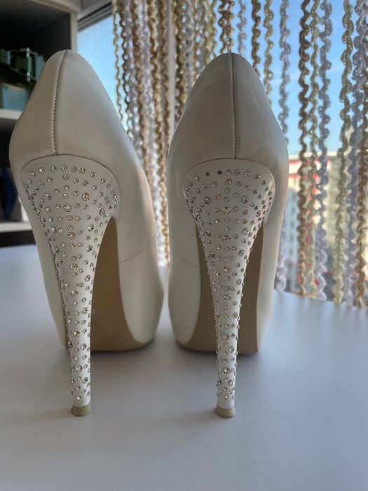 Білі шкіряні туфлі на високих підборах 36 розмір весільні/випускні