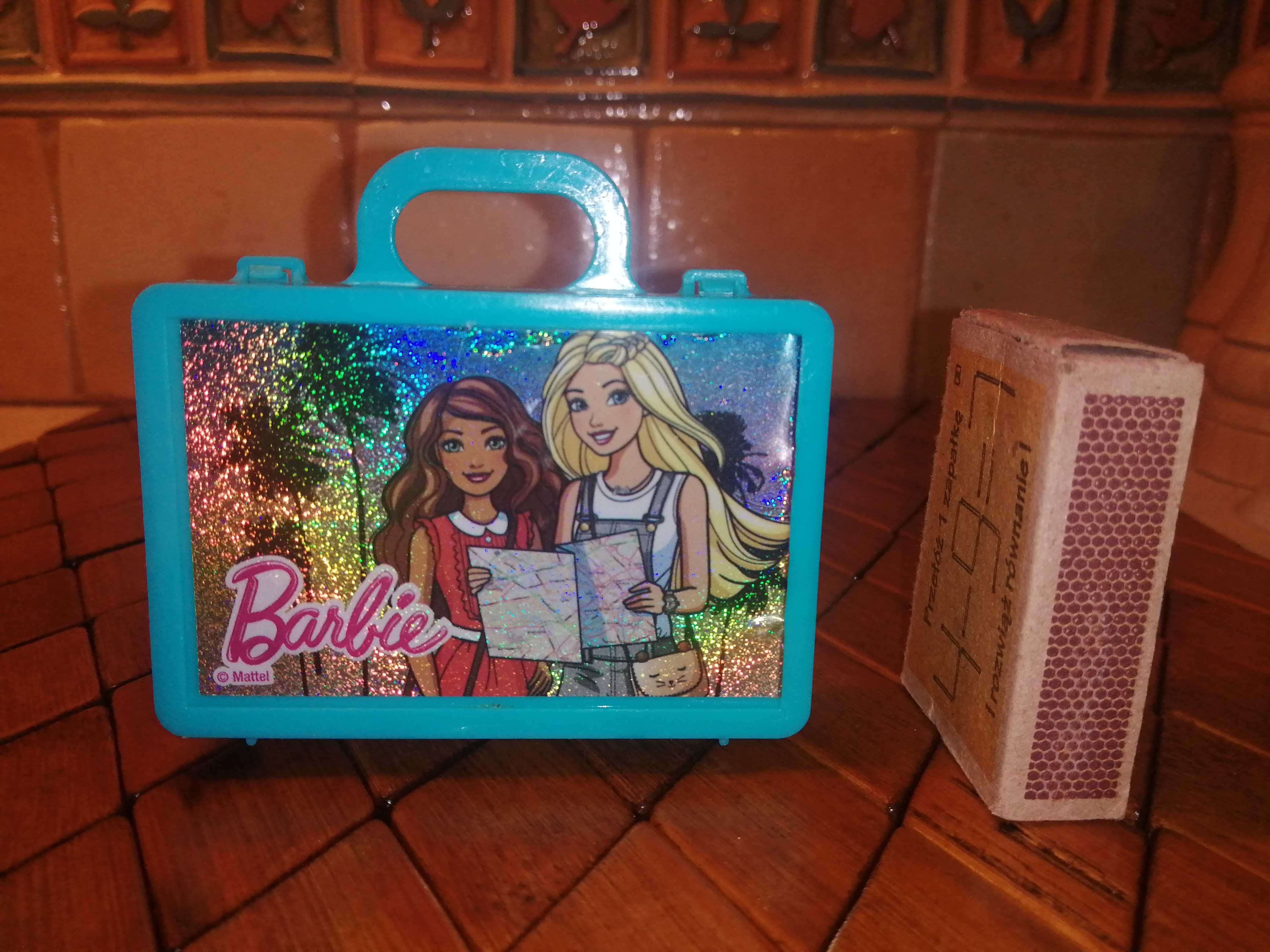 Mała walizeczka dla Barbie otwierana z zawartością_buty+spódnica