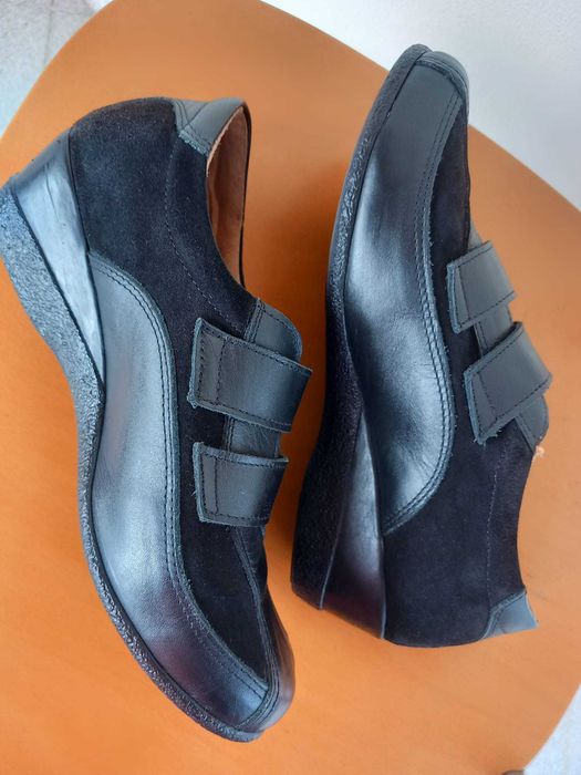 Sapatos pele, com cunha, tam. 39