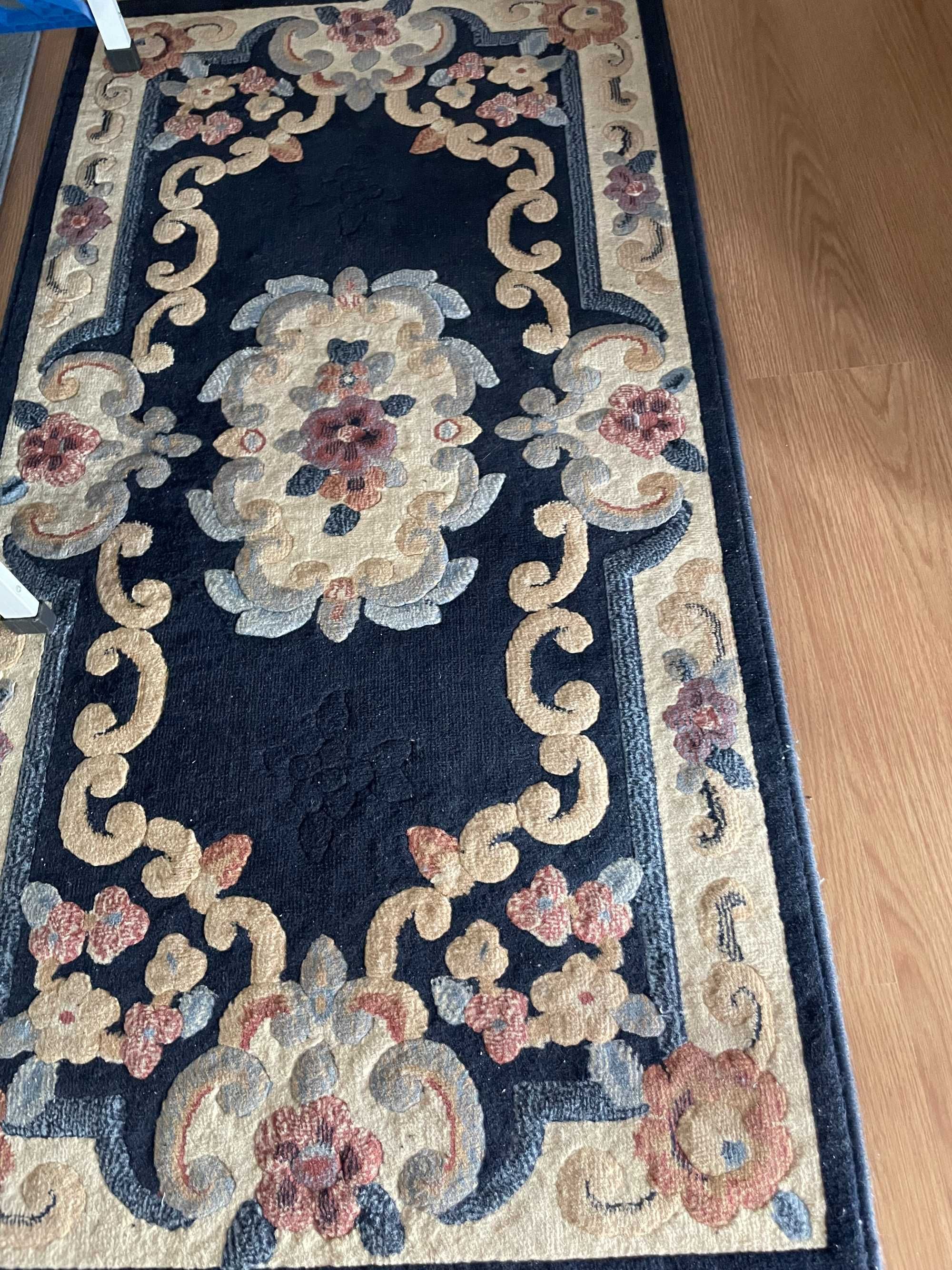 6 Tapetes (2 são em arroiolos) e  1 carpete
