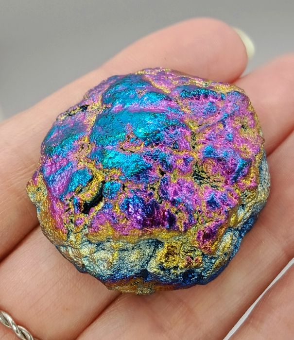 Geoda kwarcowa pokryta aurą tytanową