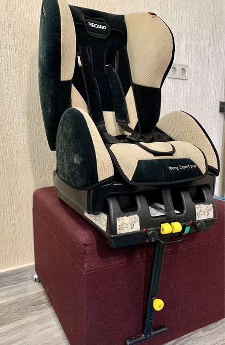 Автокрісло RECARO Young Expert plus Microfibre sand системой Isofofix