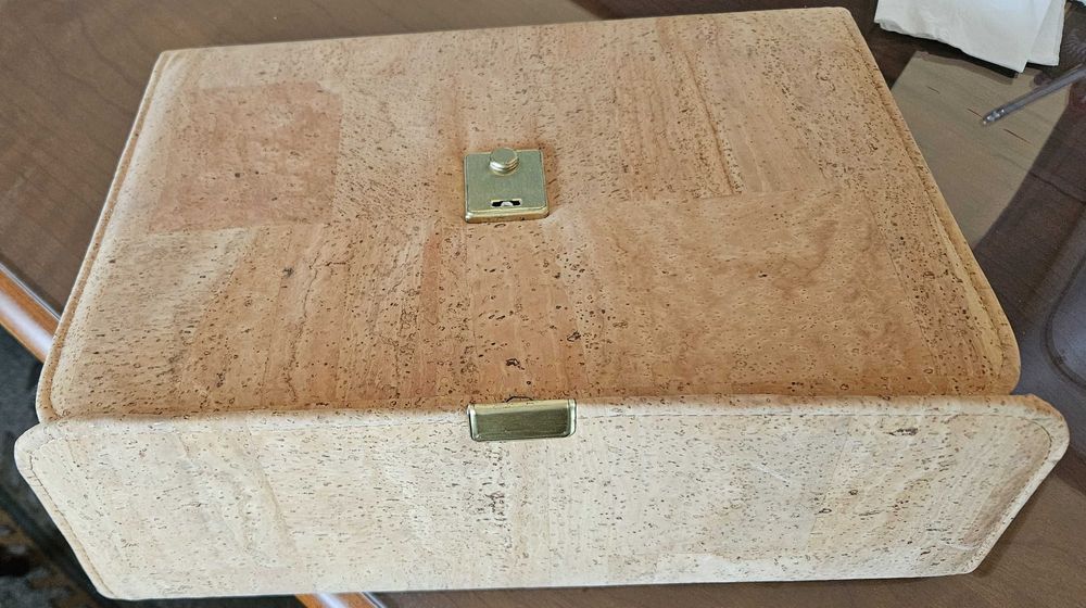 Pasta em cortiça, nova. Nunca foi usada.