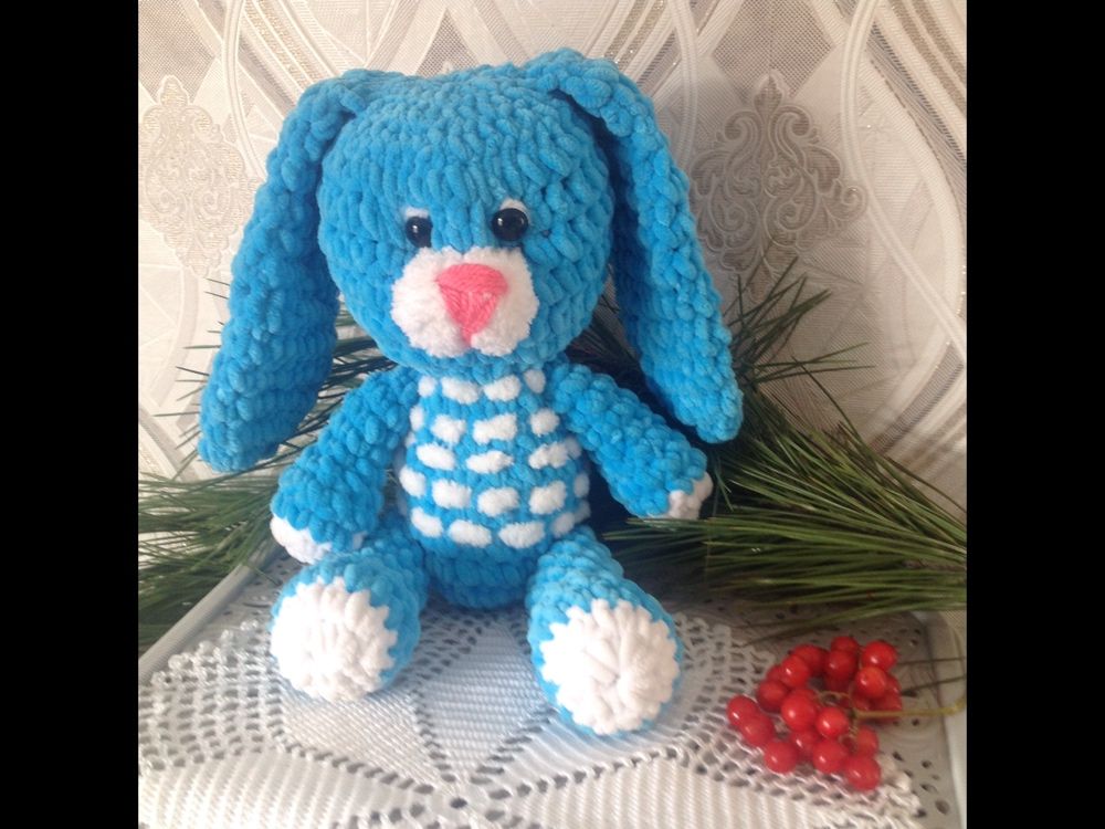 Вязаная игрушка Зайчик