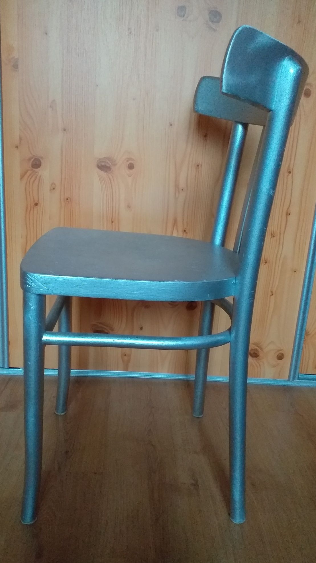 Srebrne krzesło