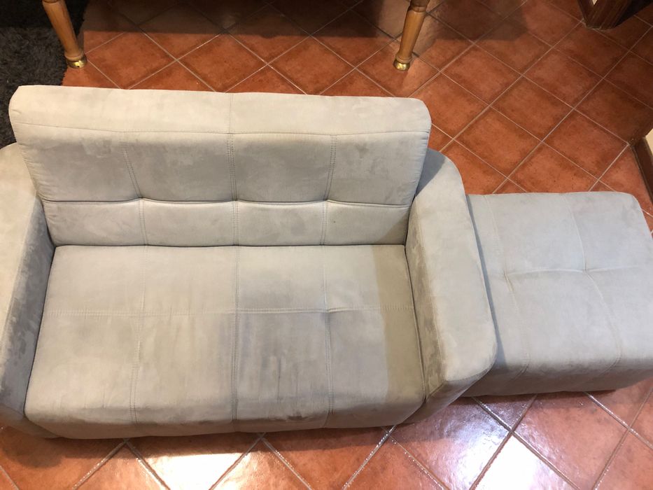 Conjunto 2 sofás + repousa-pés