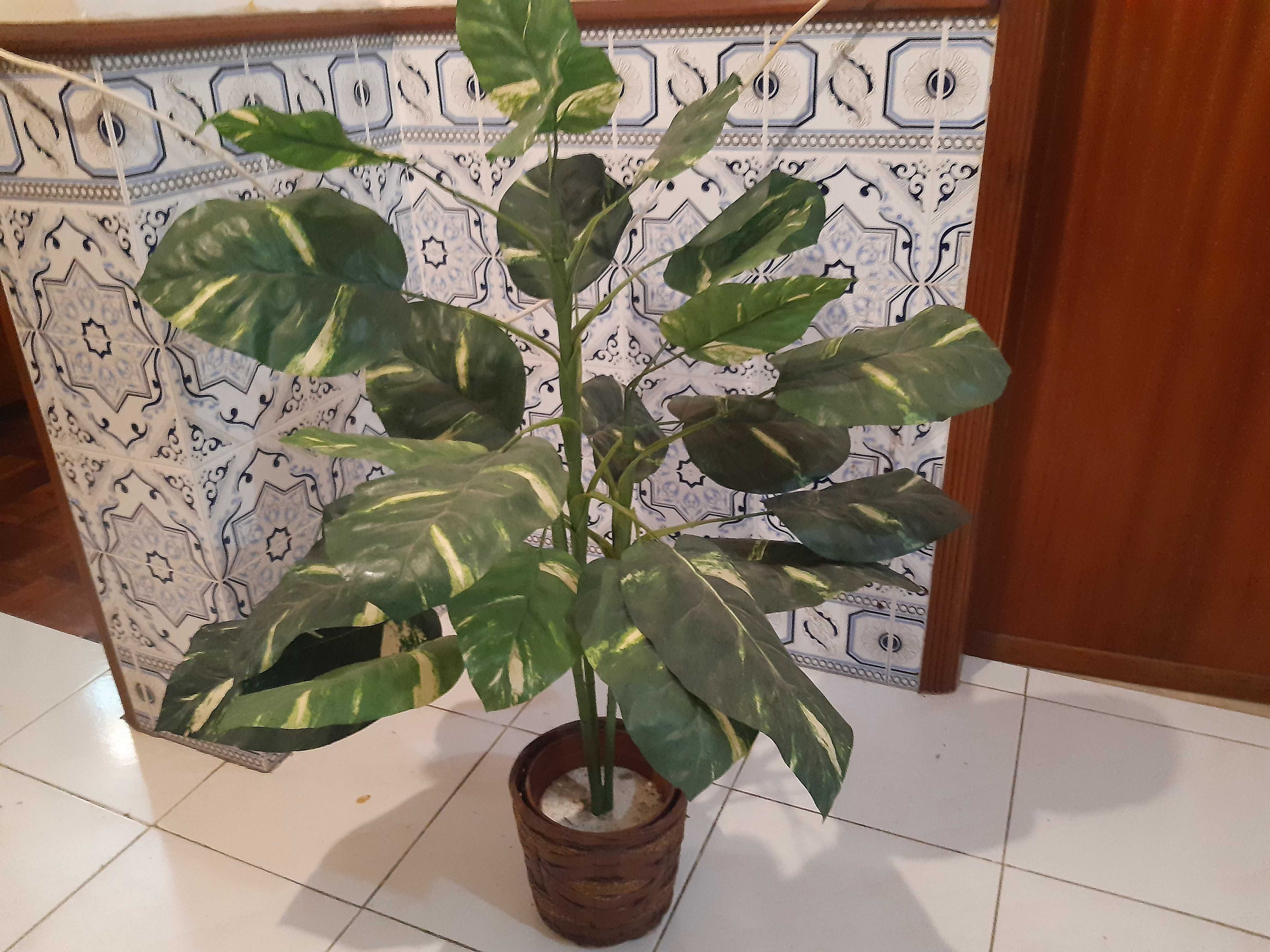 Planta artificial com cesto verga, 91cm de altura, excelente estado