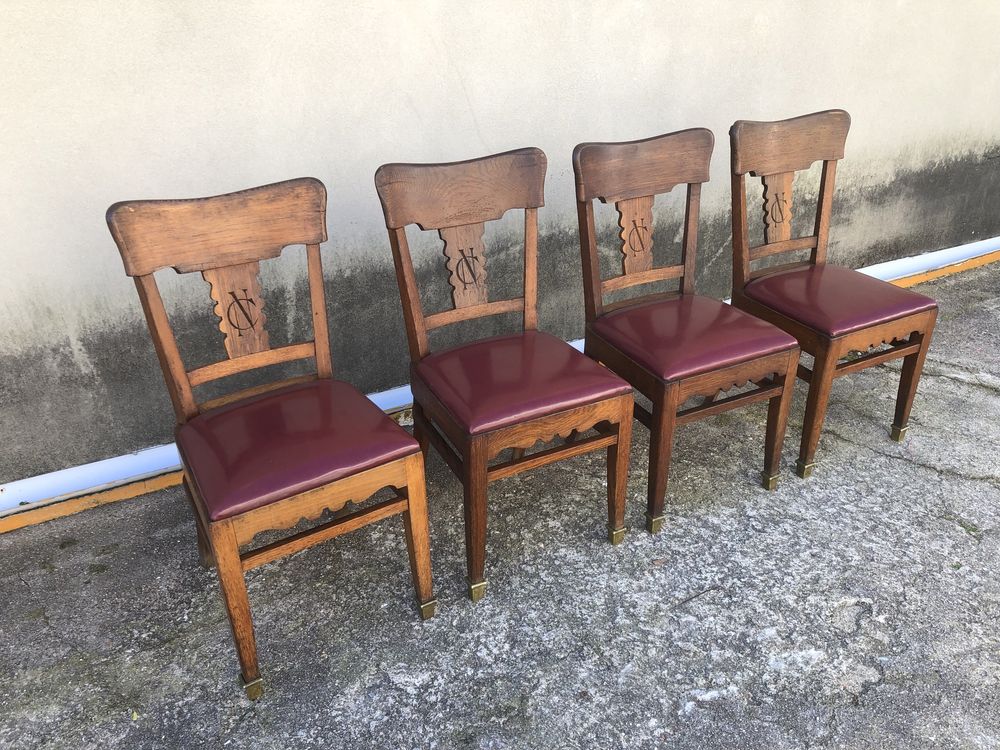 Cadeiras antigas do importantíssimo Café Nicola em Lisboa.