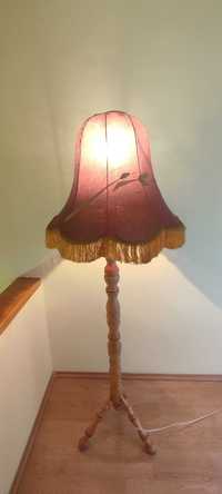 Drewniana lampa stojąca