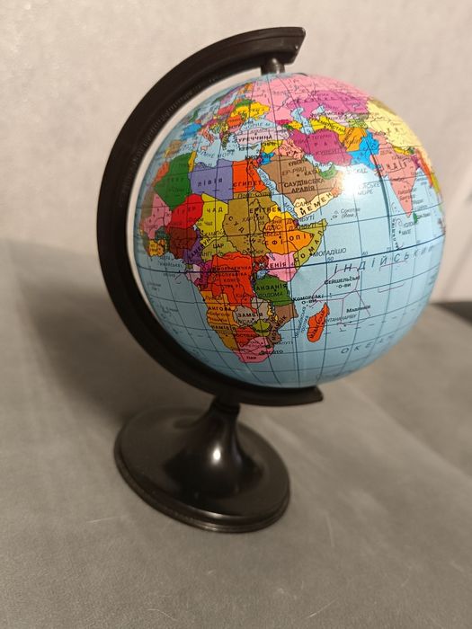 Глобус на підставці