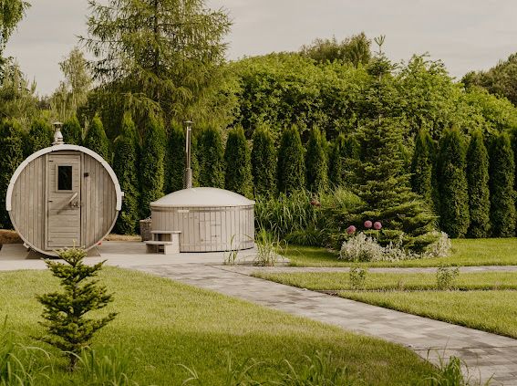 Domek drewniany szary , jacuzzi w cenie pobytu.
