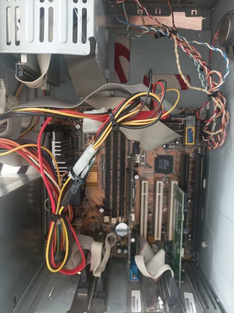 Retro komputer Celeron. Gry DOS.