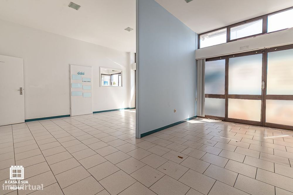 Loja com 254 m2 em São Félix da Marinha - Exclusivo