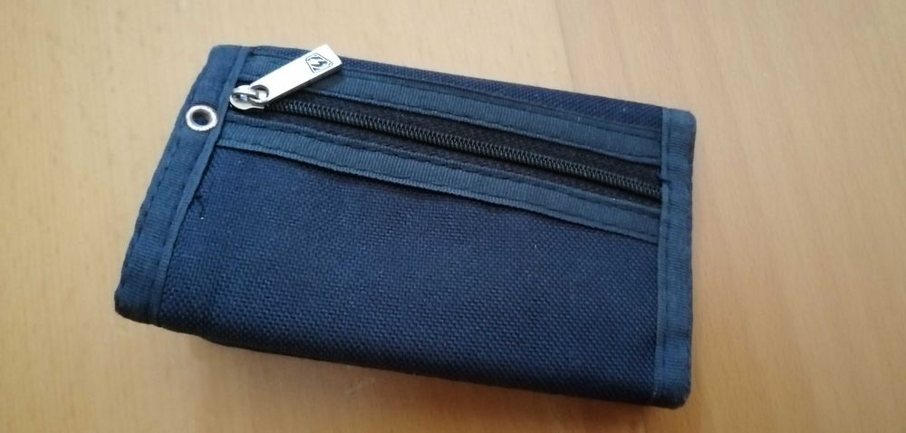 Carteiras marca skulk e lightning bolt