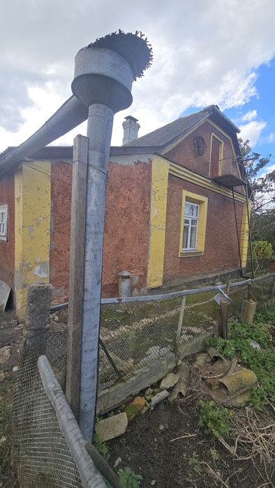 Продаж будинку з фасадною ділянкою в місті !