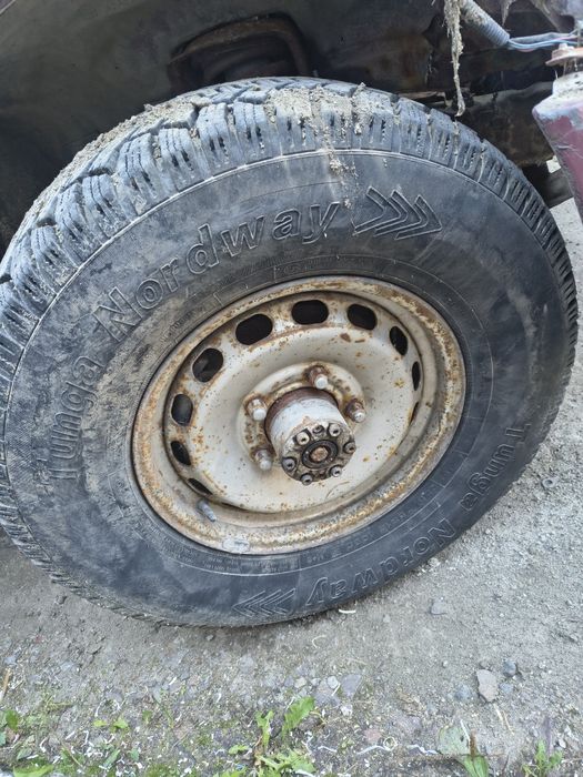 235 75 r 16 зимова гума з дисками. Сузукі джімі вітара. Кіа спортедж.