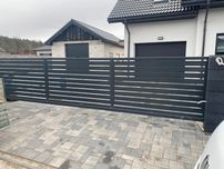 Brama nowoczesna dwuskrzydłowa , przesuwne , balustrady