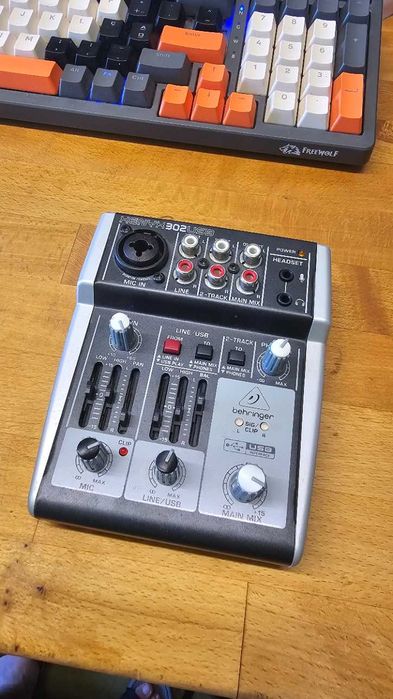 Mesa de Mistura / Interface de Áudio Behringer Xenyx 302USB