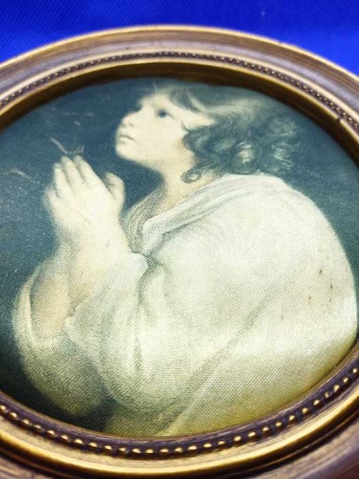 Quadro religioso antigo em seda com menina em adoração