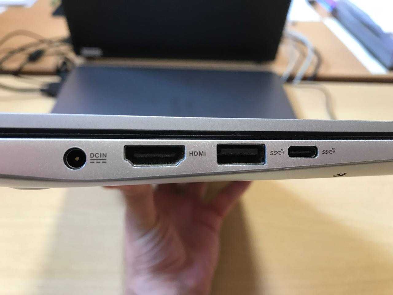 ASUS ZenBOOK UM433D та Apple iPad Air A1474 Wi-Fi 16GB