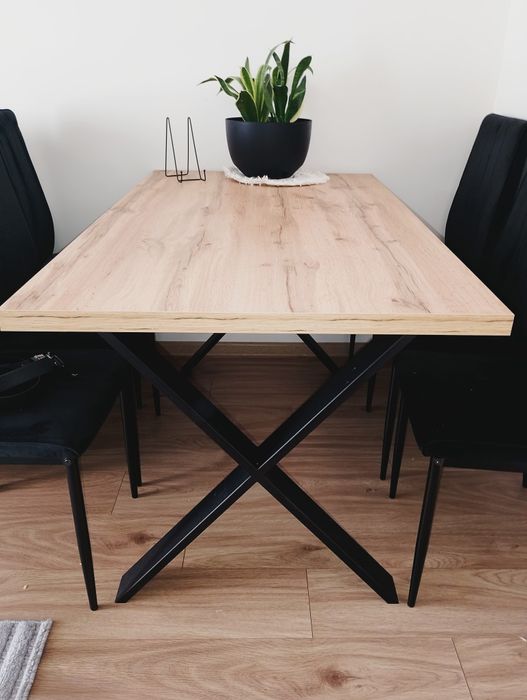 Nowoczesny stół z krzesłami do salonu lub jadalni