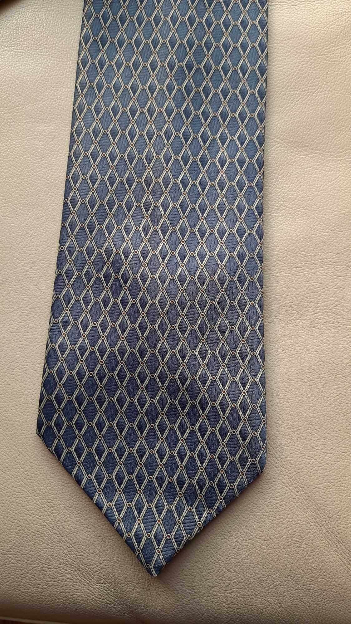 Krawat niebieski granatowy Piotr

Długość około 150 cm
Szerokość 10 cm