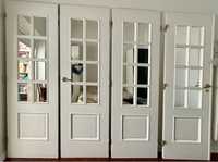 4 portas brancas duplamente espelhadas em fole