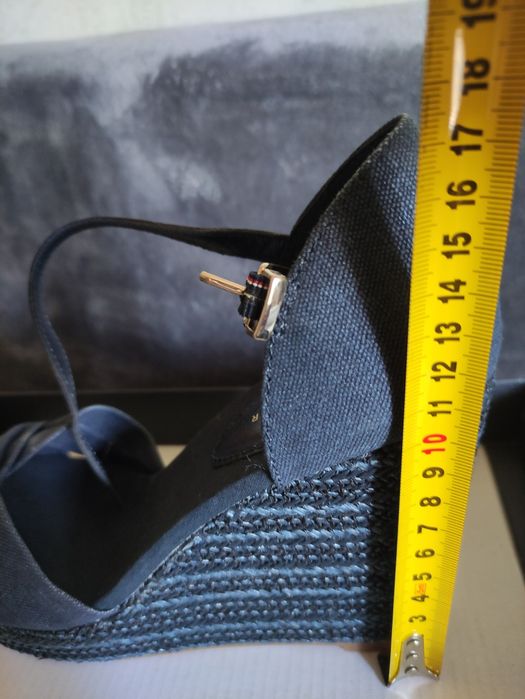 Літні босоніжки Tommy Hilfiger, нові, розмір 39-40
колір синій