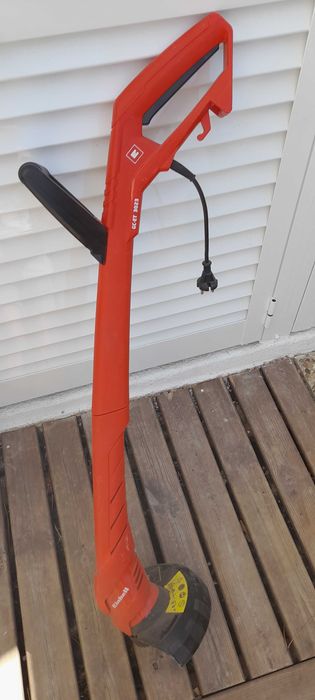 Máquina de aparar relva