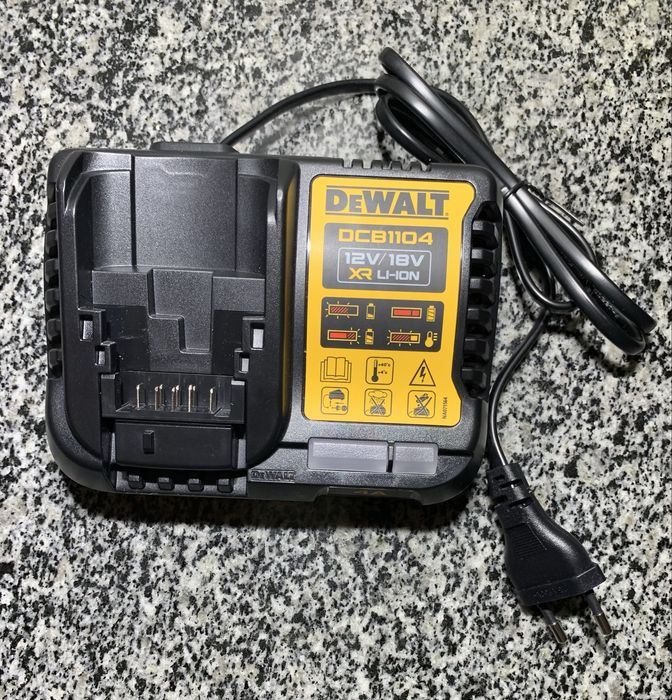 Зарядний пристрій 4 A DeWALT DCB1104 привезений з європи