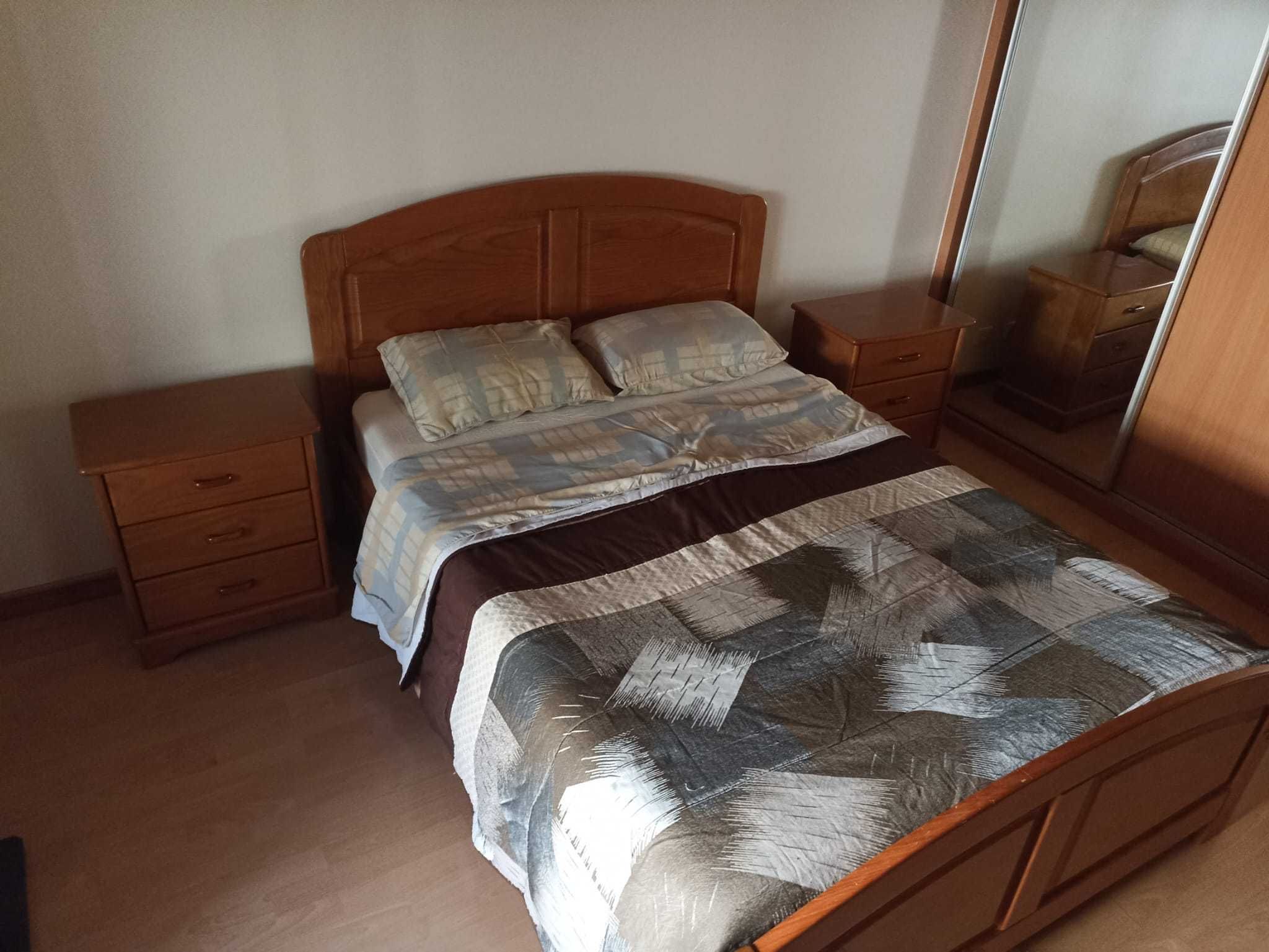 Quarto Casal - Cama + Cômoda c/ Espelho + 2 Mesas de Cabeceira