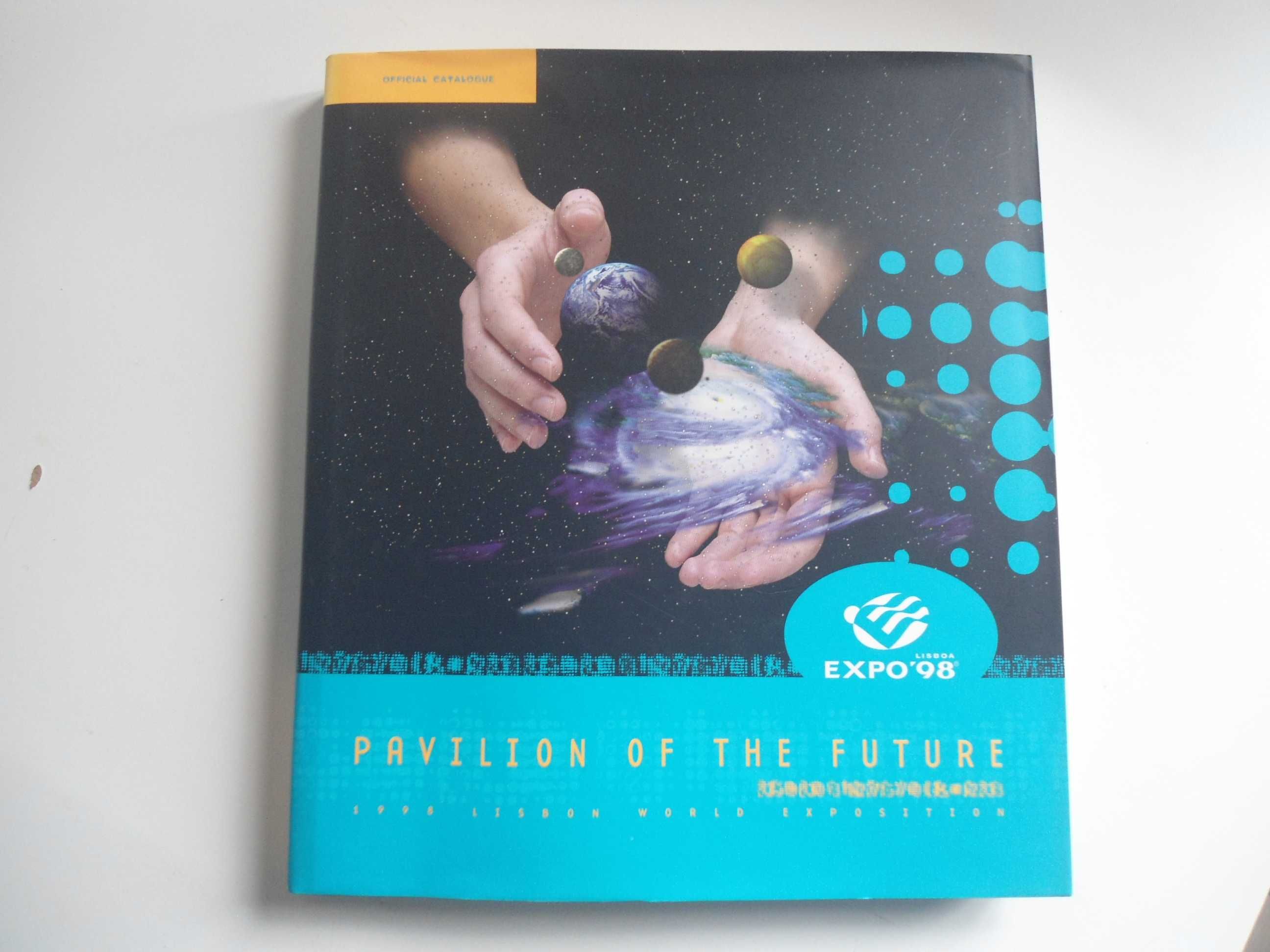 2 Catálogos Oficiais do Pavilhão do Futuro e do Pavilhão da Utopia