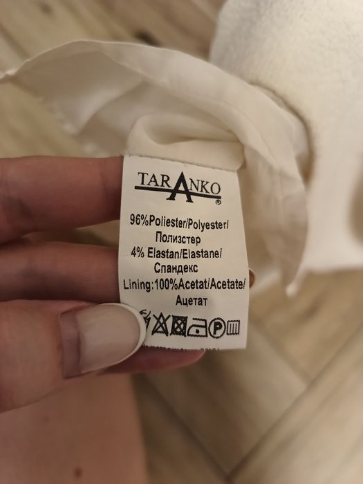 Damska prosta kremowa sukienka z kołnierzykiem w rozmiarze 38/M marki