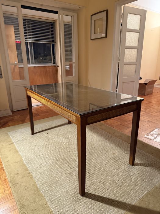 Mesa de madeira maciça e palhinha, com vidro