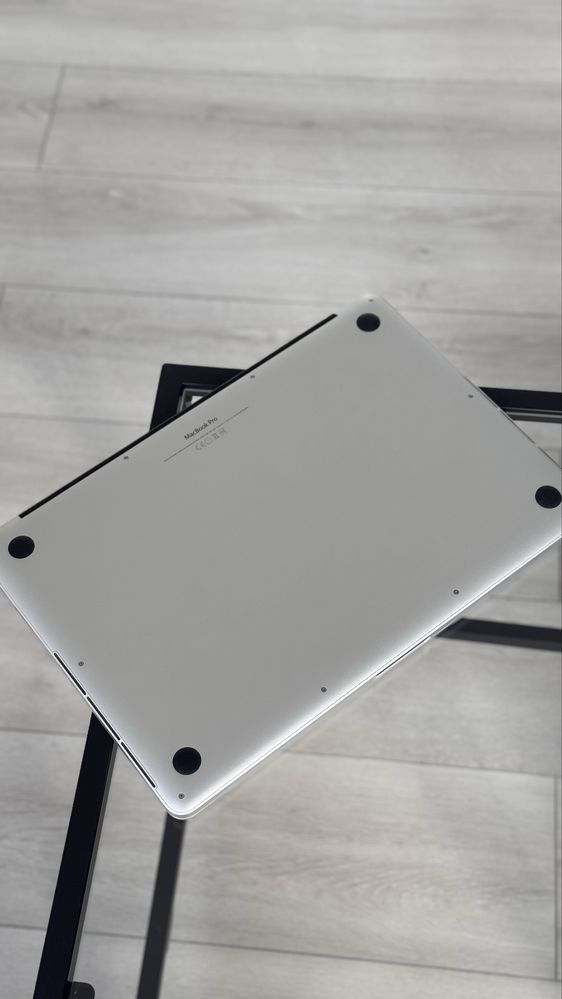 Macbook Pro 15 2015 16GB; SSD 256