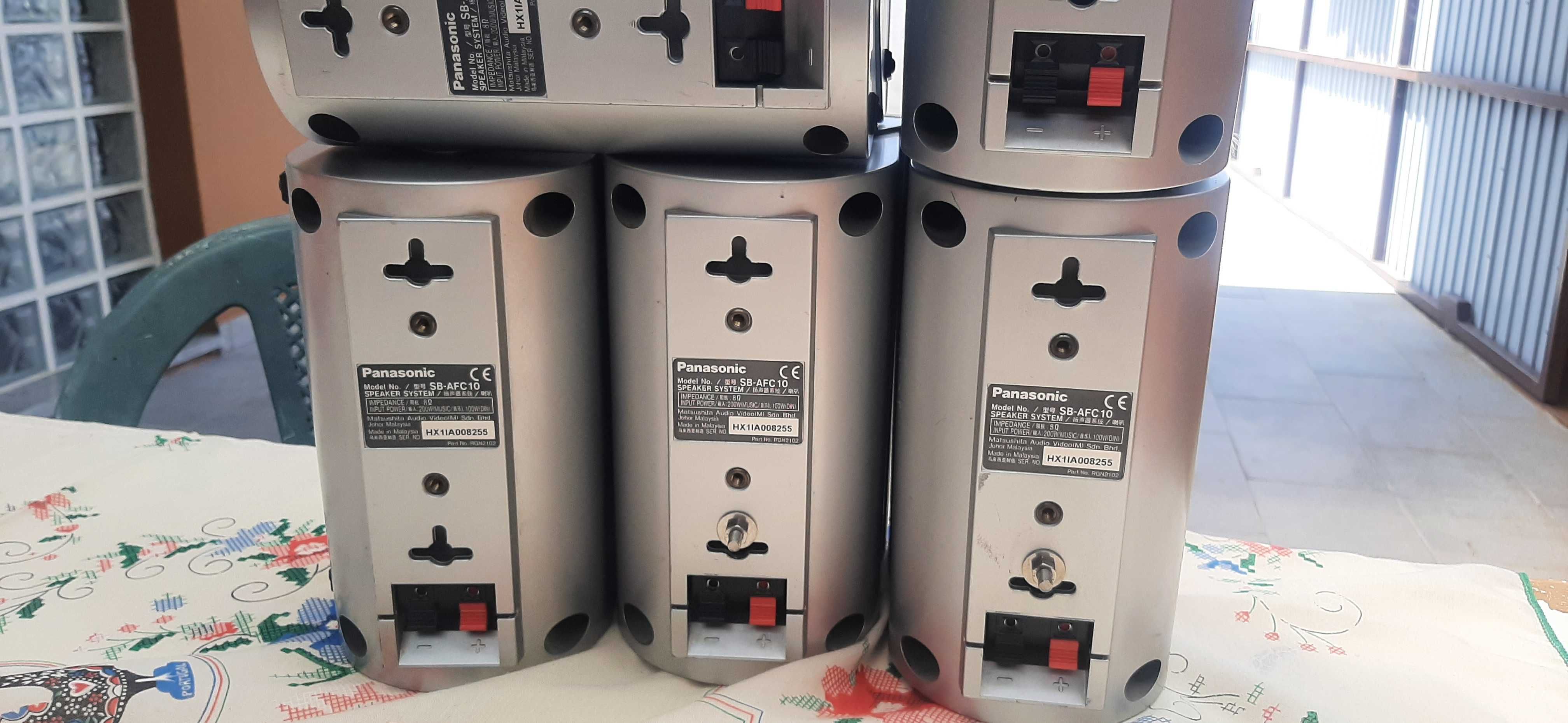 Colunas de som em bom estado