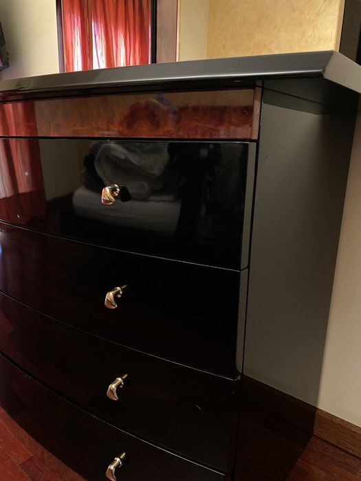 Comoda com espelho em madeira escura