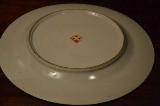 Prato oriental com figura feminina e criança