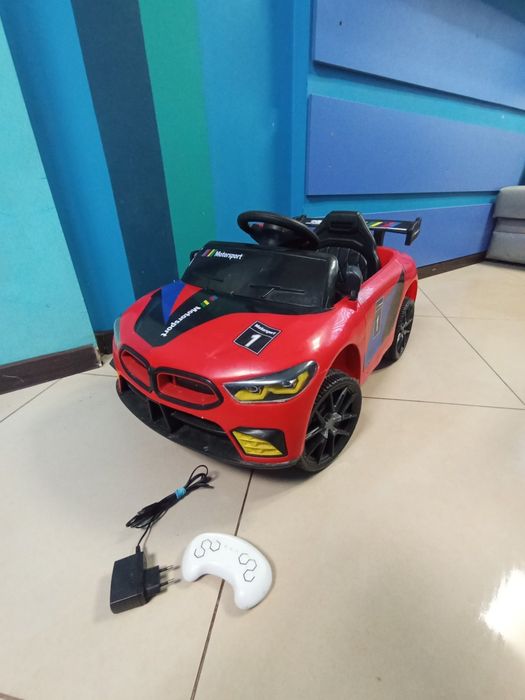 Детская машина на аккумуляторе с пультом управления