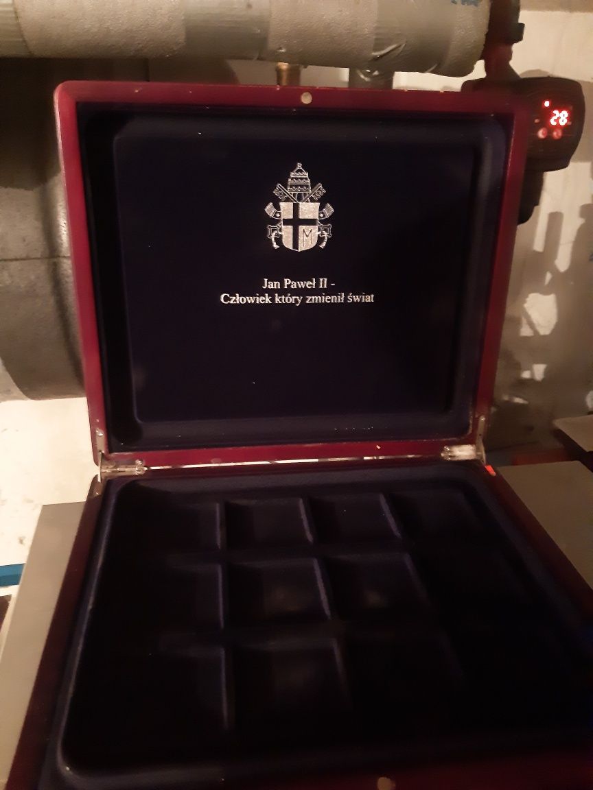 Pudełko na medale monety 12 szt Jan Paweł 2